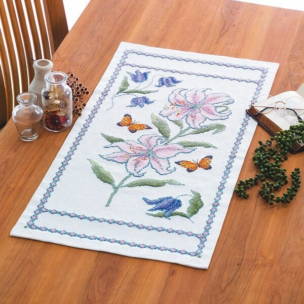 お値下げ【未使用】ハンガリー刺繍　テーブルクロスセット クロスステッチ キット 花咲く庭の小さな物語 テーブルセンター